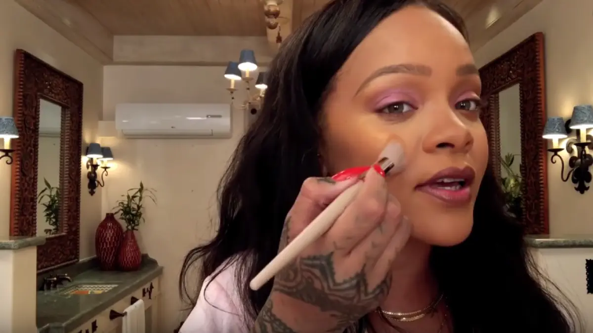rihanna a dezvaluit secretele sale de infrumusetare cum isi ascunde micile defecte