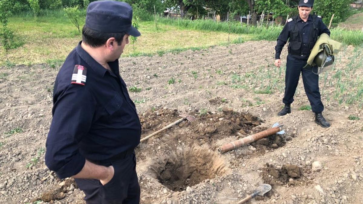 un locuitor din botosani a auzit o busitura in gradina ceva a cazut din cer cand a realizat ce a