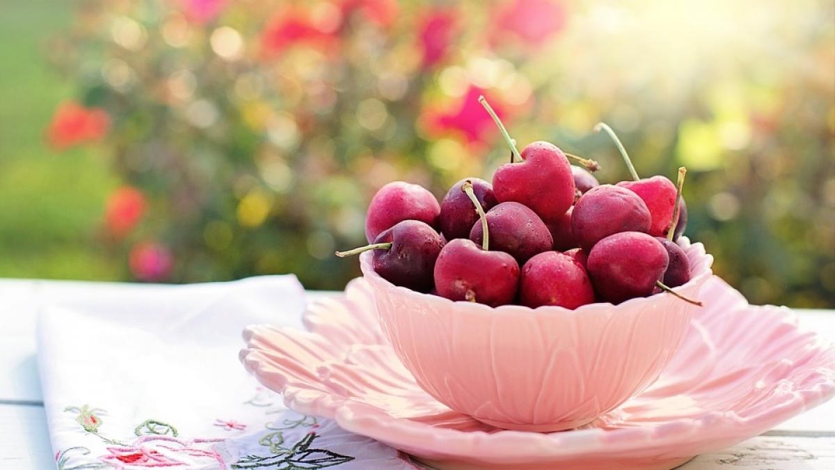 nutritionistii explica ce se intampla daca mancam cirese cu viermi