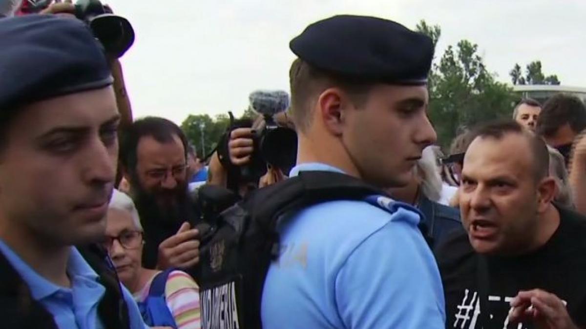 anuntul facut de jandarmeria bucuresti de ce jandarmii au fost inarmati cu pistoale mitraliera la