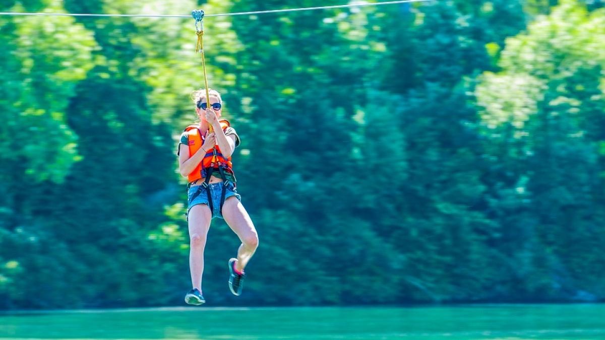 incident grav intr un parc din craiova un copil a cazut dupa ce i s a rupt echipamentul de