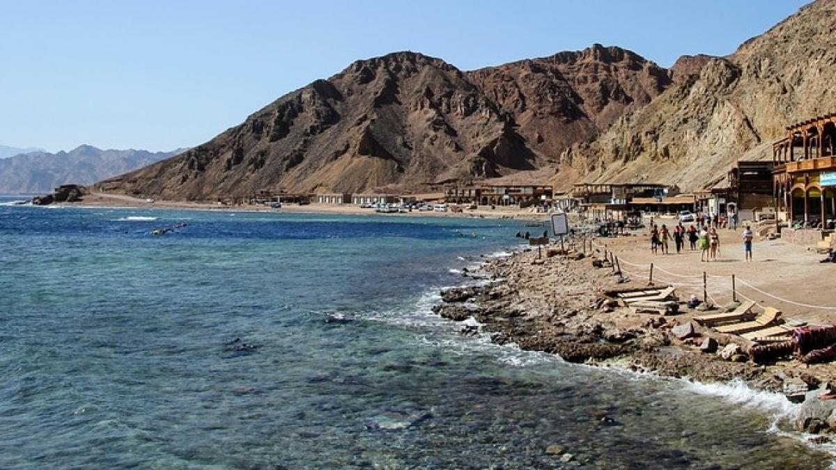 oi din romania pe plajele din egipt dupa ce au fost aruncate peste bord in marea rosie