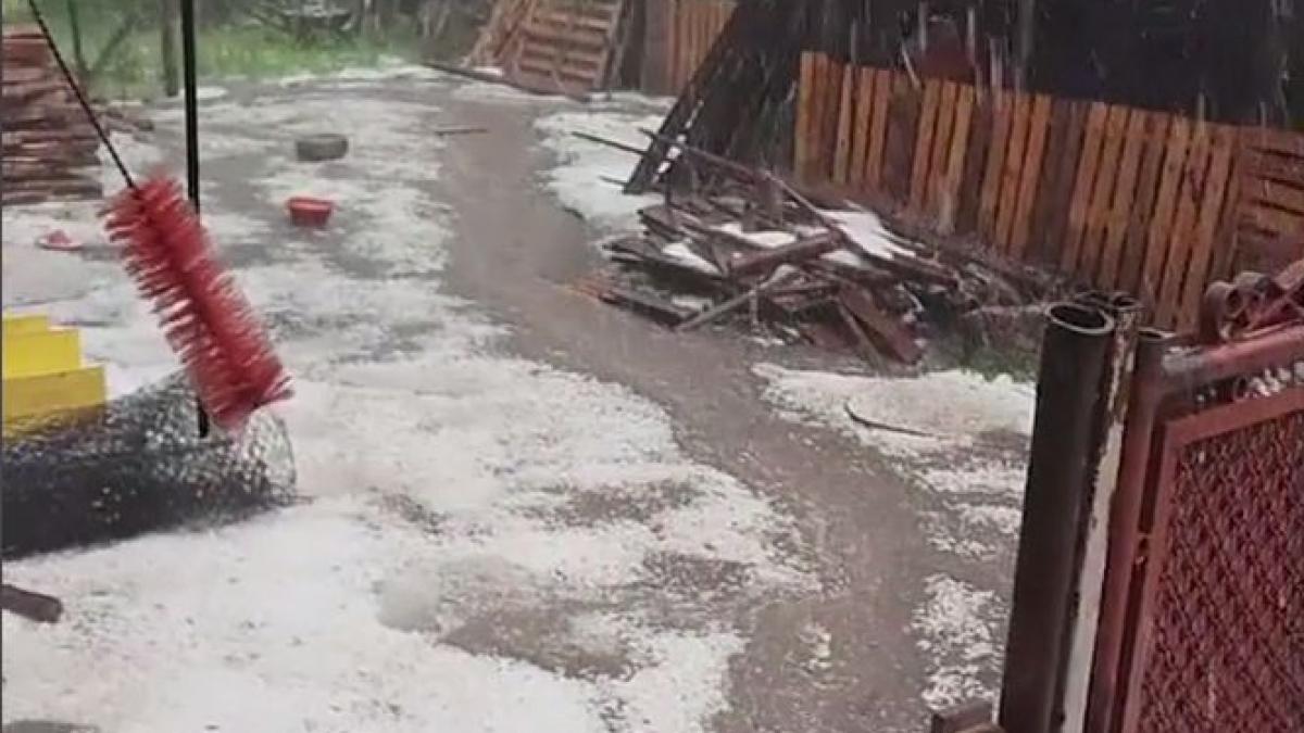 peisaj de iarna in prag de vara culturile au fost distruse de grindina