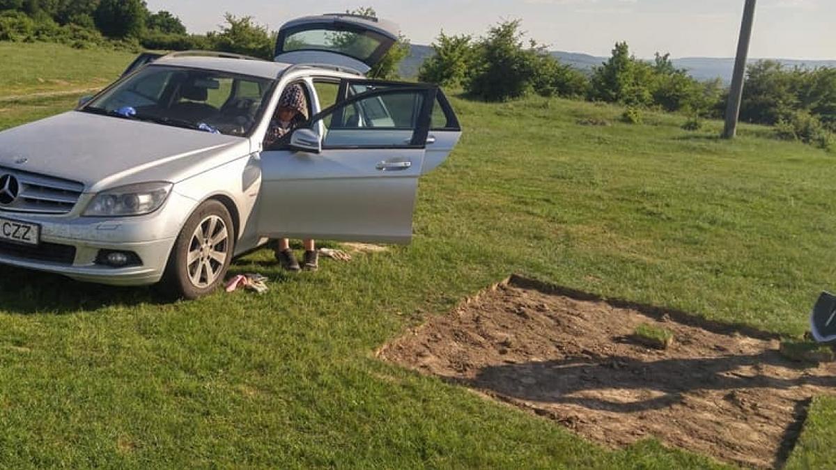 un barbat din iasi a mers la furat de gazon cu masina de lux foto