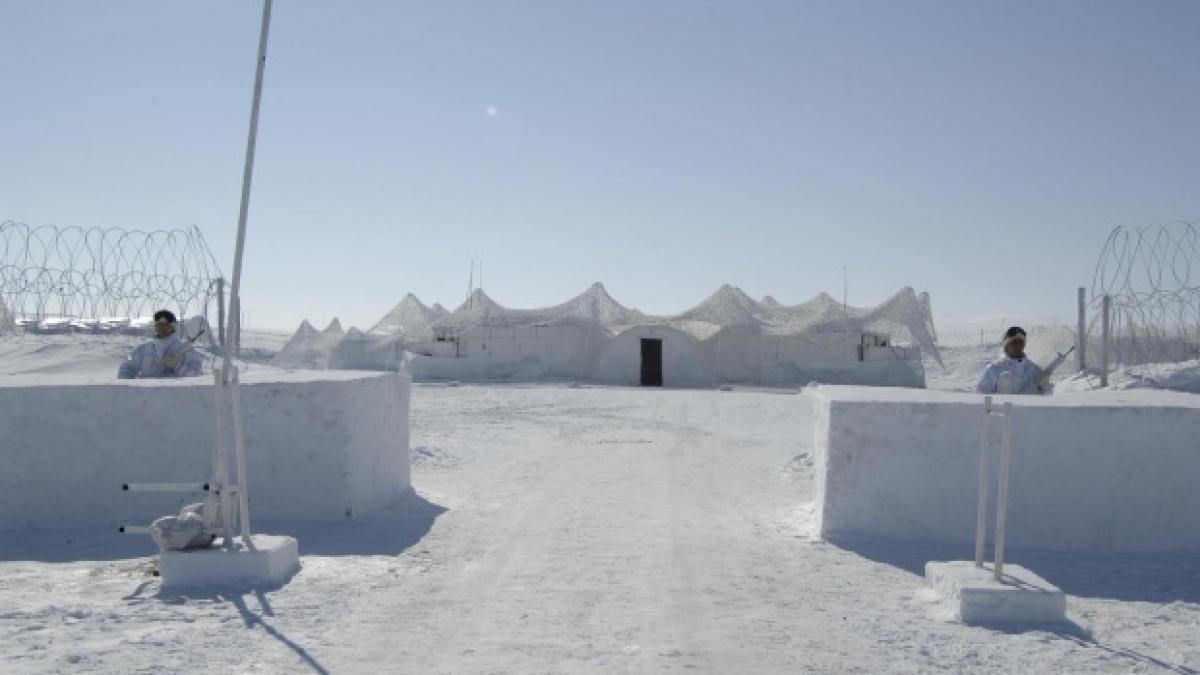 explozie puternica la un sediu de politie zece oameni au fost raniti