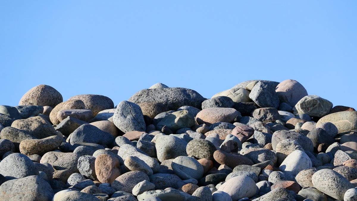 o femeie cu unsprezece soti a fost batuta cu pietre pana a murit