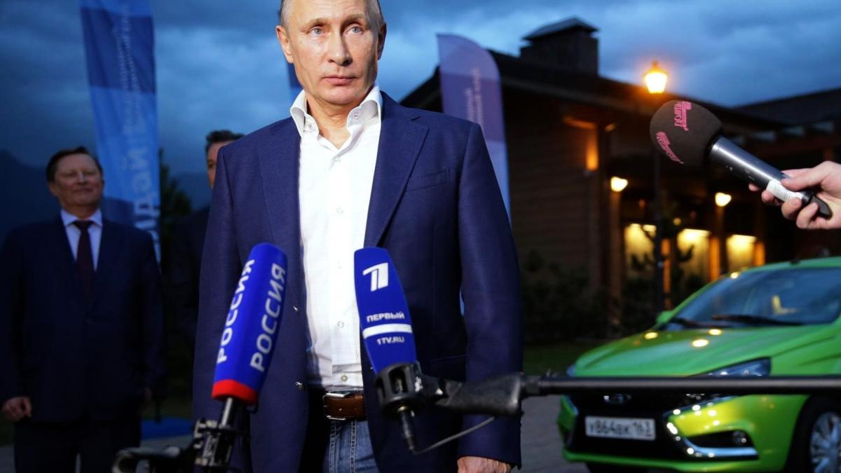 vladimir putin a primit limuzina pe care o astepta de patru ani cum arata masina prezidentiala