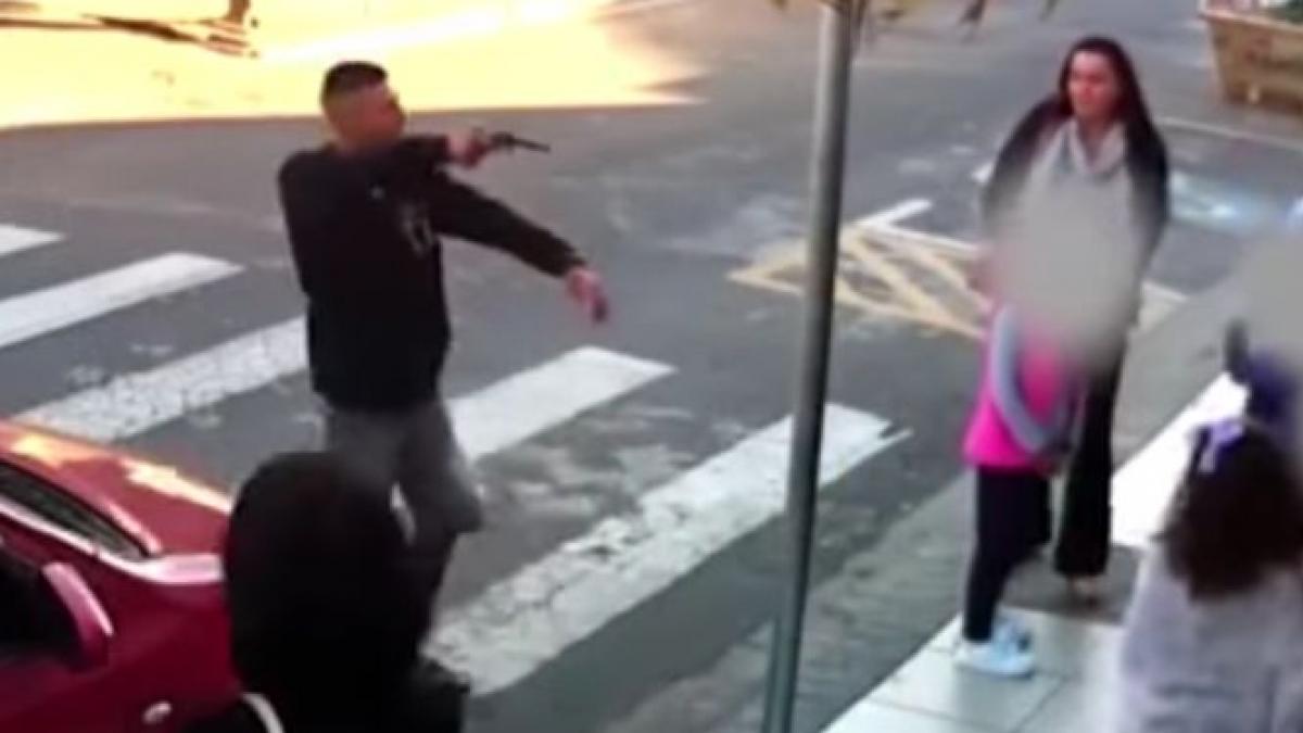 ce a facut o mama care isi astepta copiii cand a vazut un barbat inarmat langa scoala video