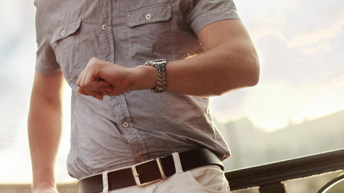 motivul pentru care camasile pentru barbati au nasturi pe dreapta iar cele de dama pe stanga