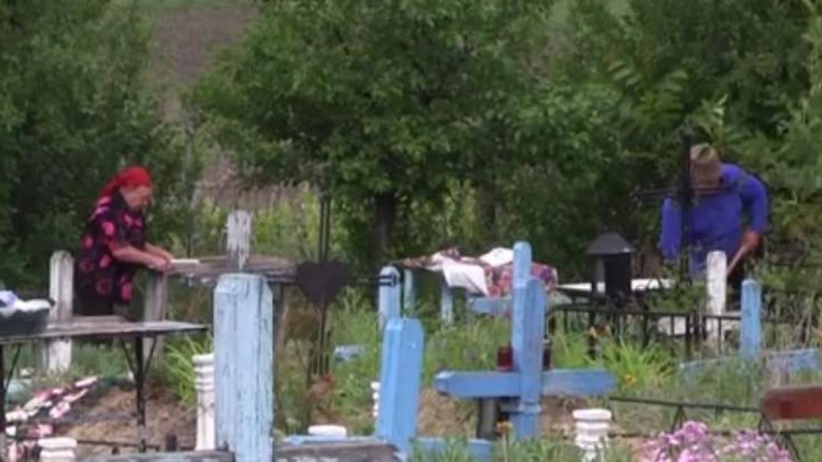 cimitirul dintr un sat vasluian care ii ingrozeste pe enoriasi satenii nu mai au curaj nici sa