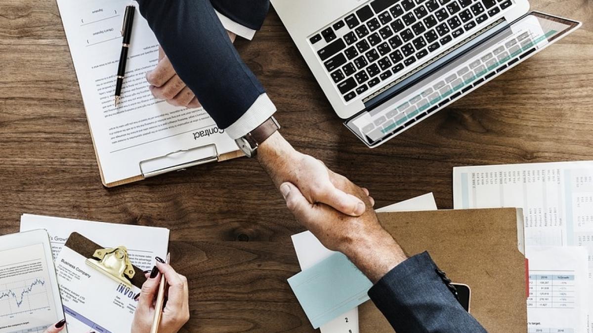 de unde vine obiceiul de a da mana cu cineva