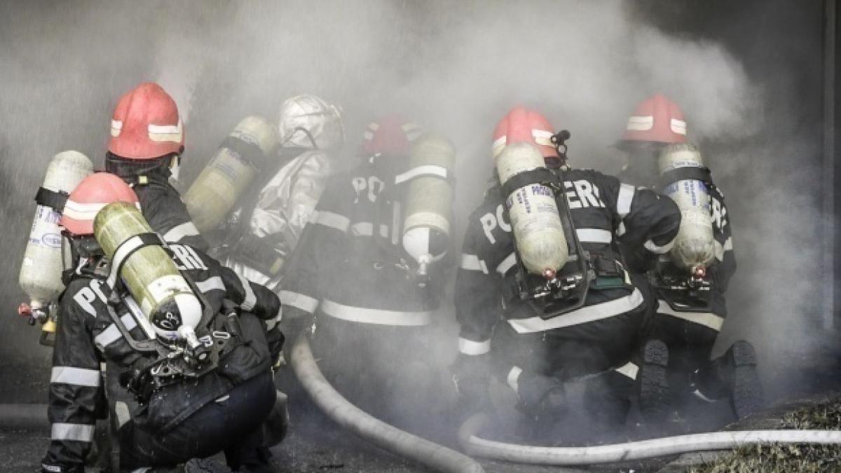 incendiu de proportii intr o comuna din buzau peste 40 de tone de furaje vegetatie uscata si anexe