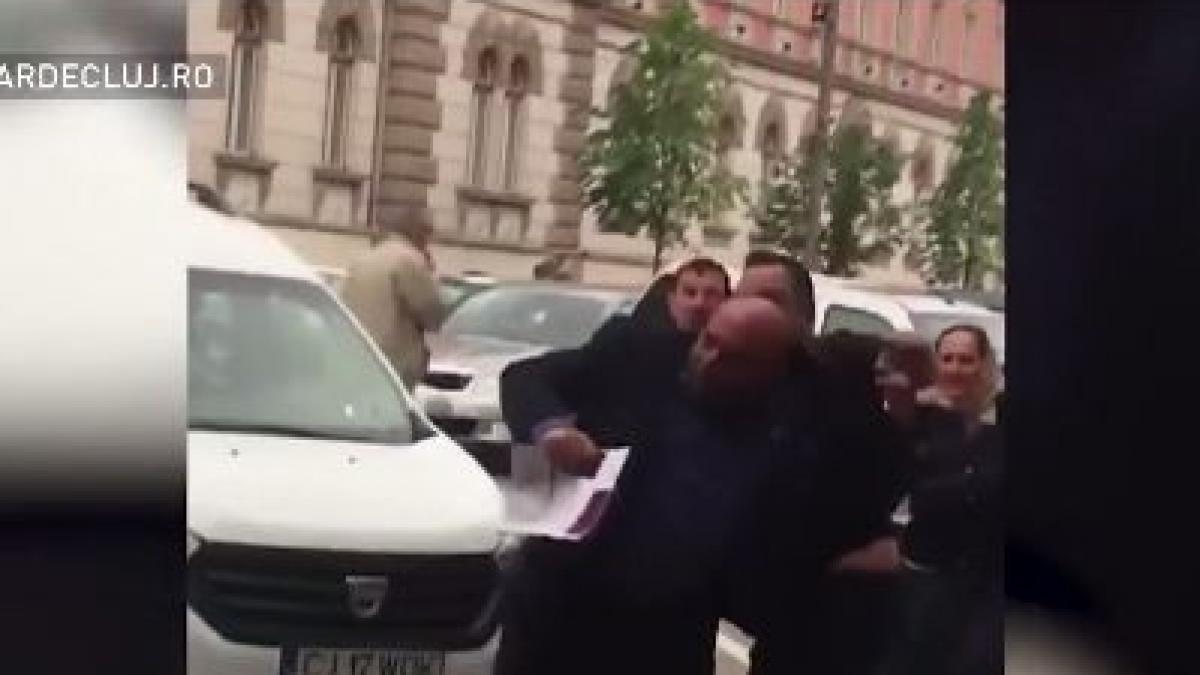 violenta dusa la extrem in fata tribunalului s au luat la bataie pentru o suma de bani