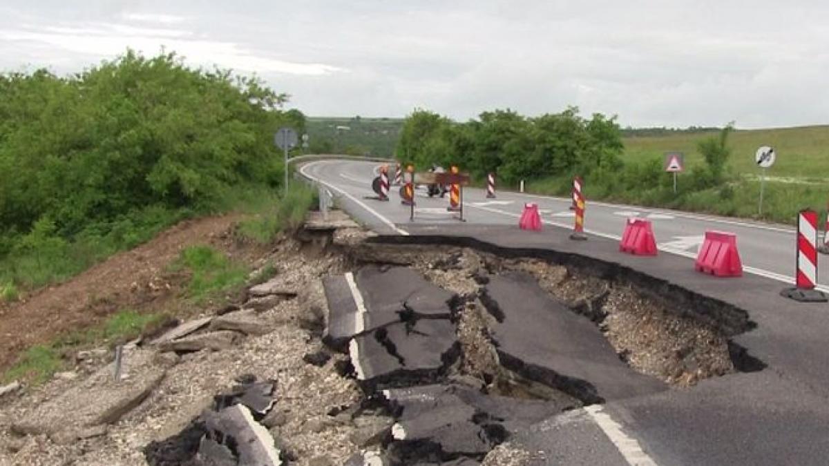 crater urias pe un drum national din romania soseaua s a surpat pe o distanta de cativa metri video