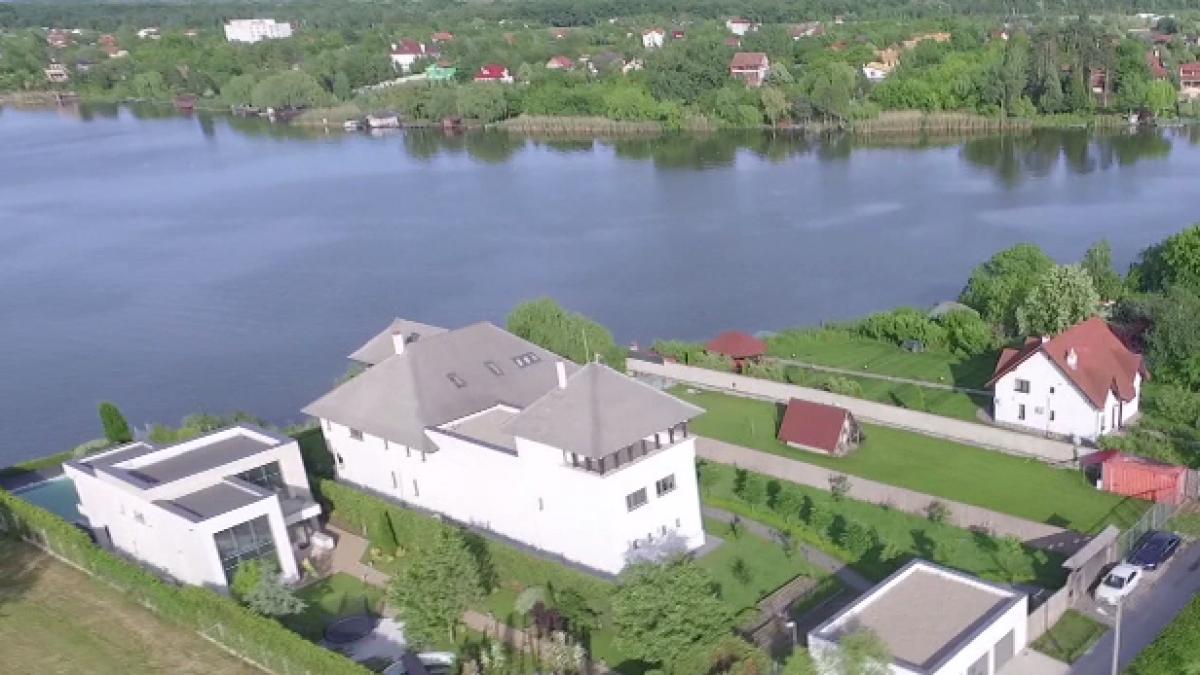 arest la domiciliu in palat cu piscina si argati