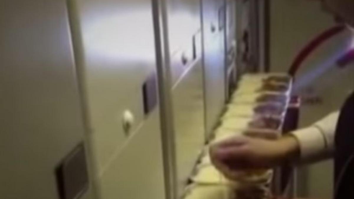 ce facea o stewardesa cand credea ca n o vede nimeni cat de scarbos video