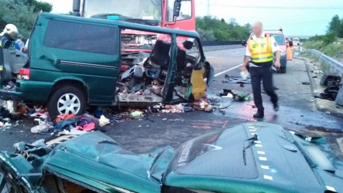 accident cumplit cu un microbuz din mures pe o sosea din ungaria noua romani au murit