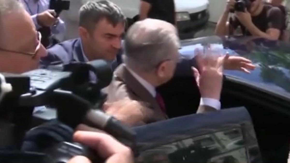 ce a facut ion iliescu dupa ce un barbat i a strigat esti un criminal comunistule nimeni nu se