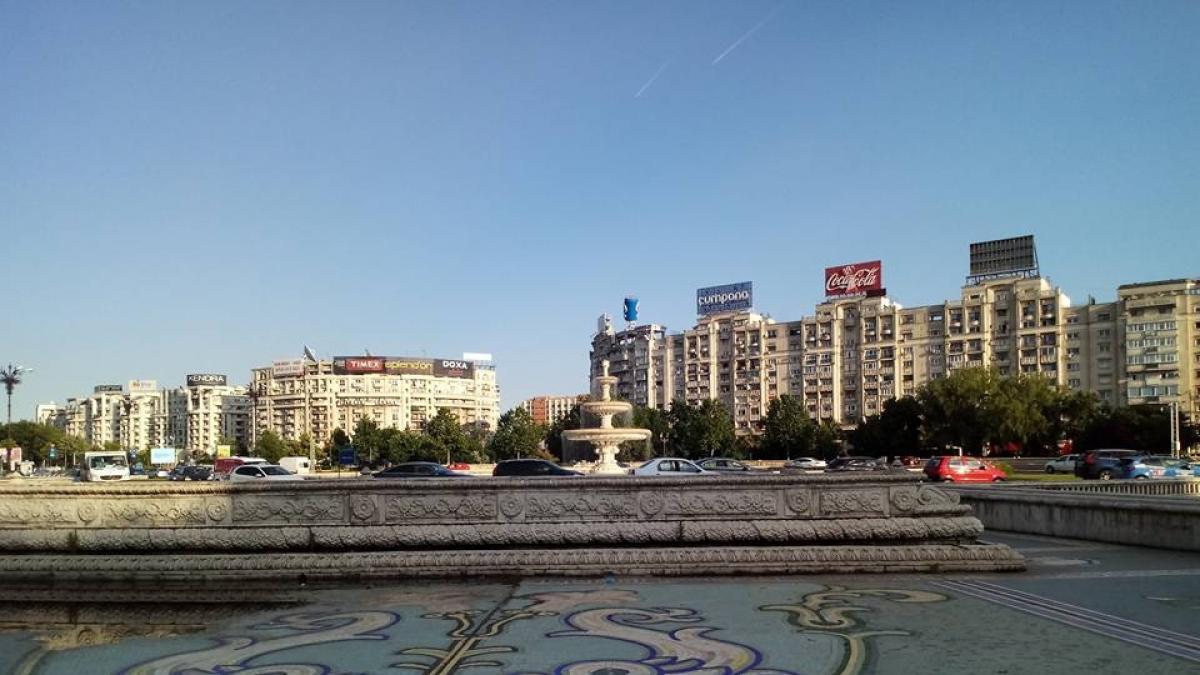 incident in capitala un barbat ameninta ca se arunca de pe un panou publicitar