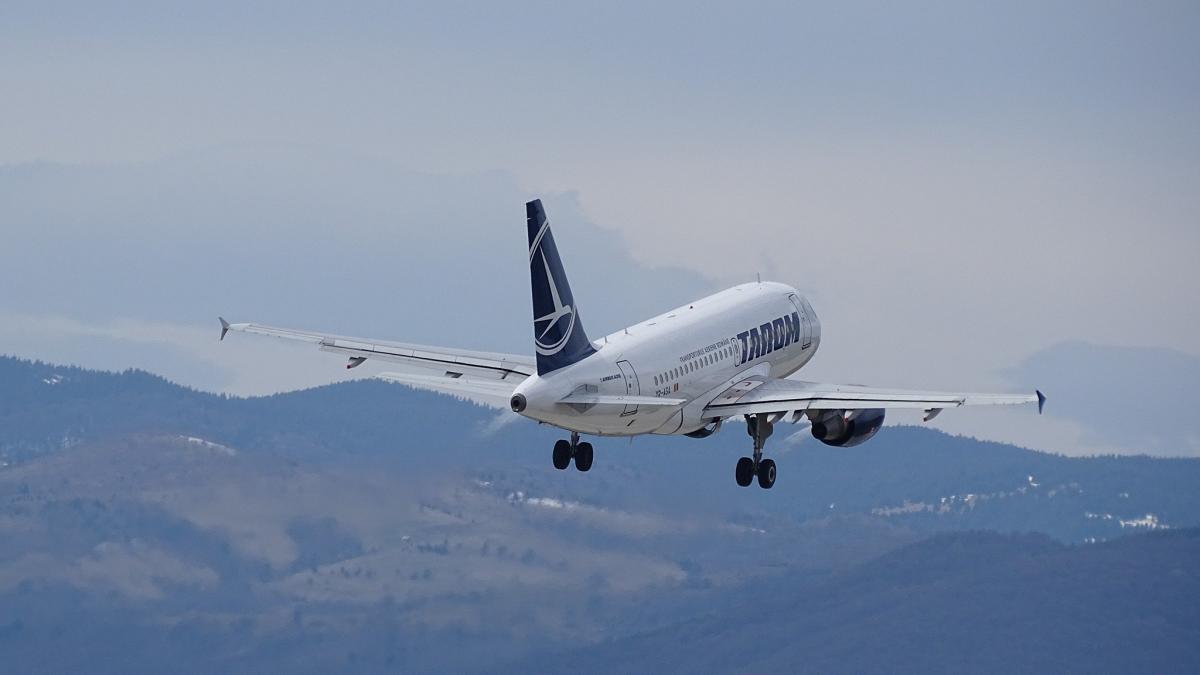 o aeronava tarom s a intors pe otopeni la 10 minute de la decolare