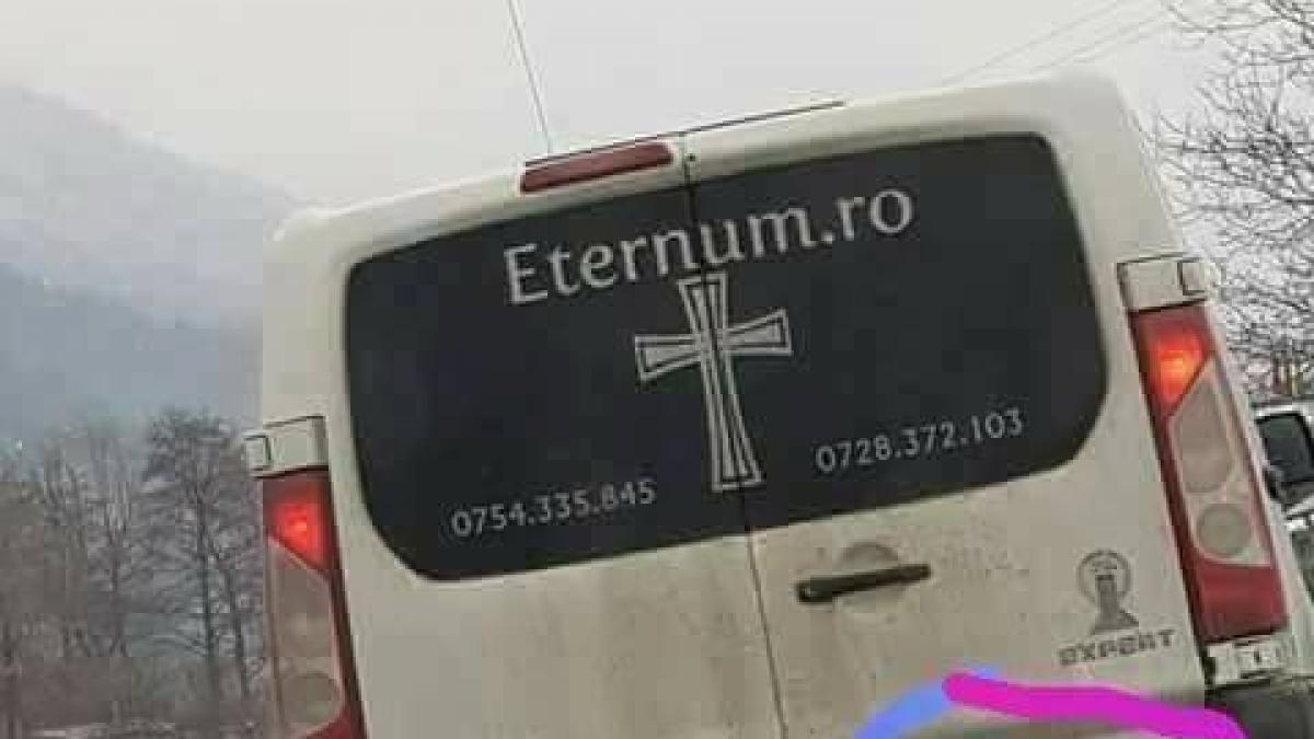 se afla in trafic cand a observat ceva incredibil pe o masina mortuara a izbucnit in ras a luat