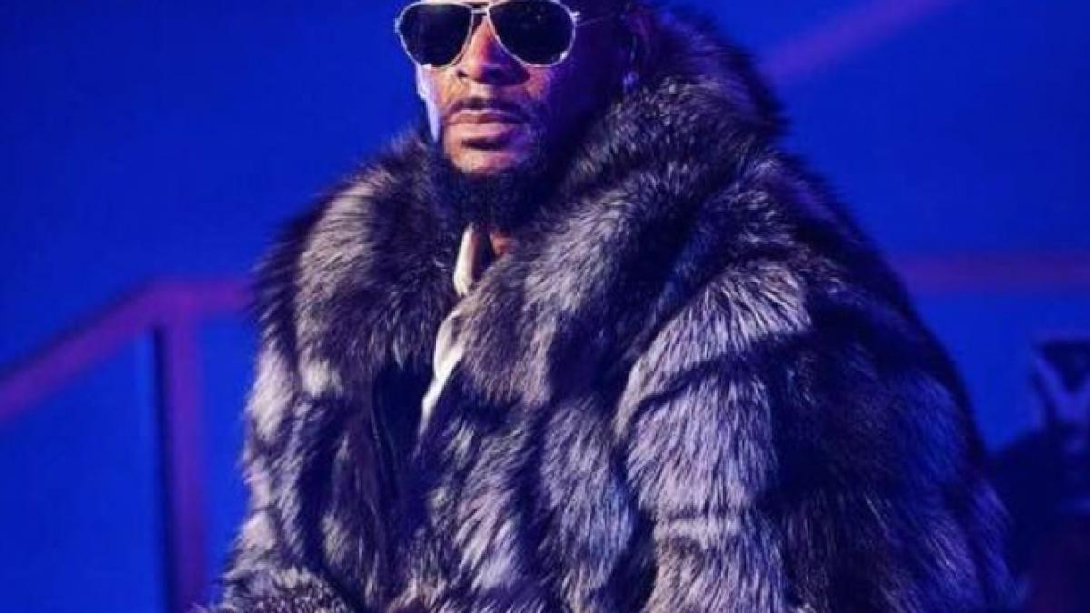 un cantaret celebru a fost dat in judecata pentru abuz victima sustine ca ar fi fost infectata cu o