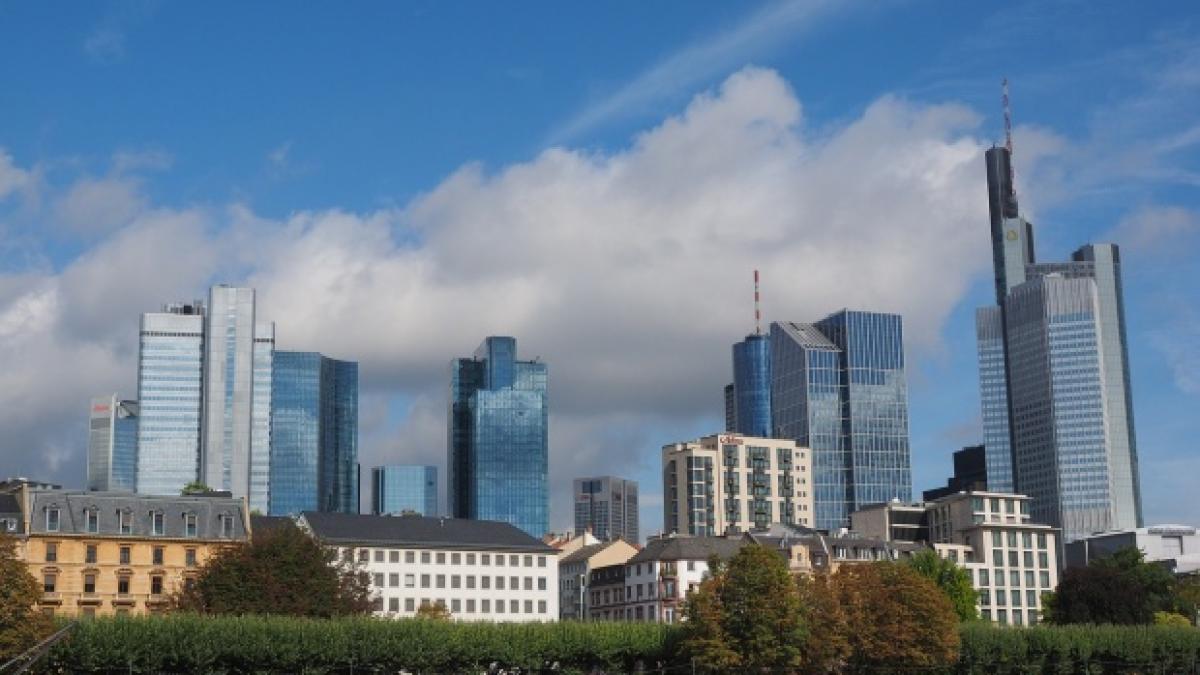 concedieri in masa la o banca puternica mii de oameni vor fi dati afara