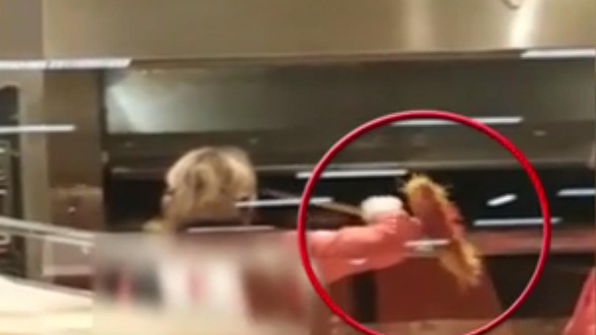 imagini socante intr un supermarket o angajata se foloseste de coada maturii ca sa intoarca