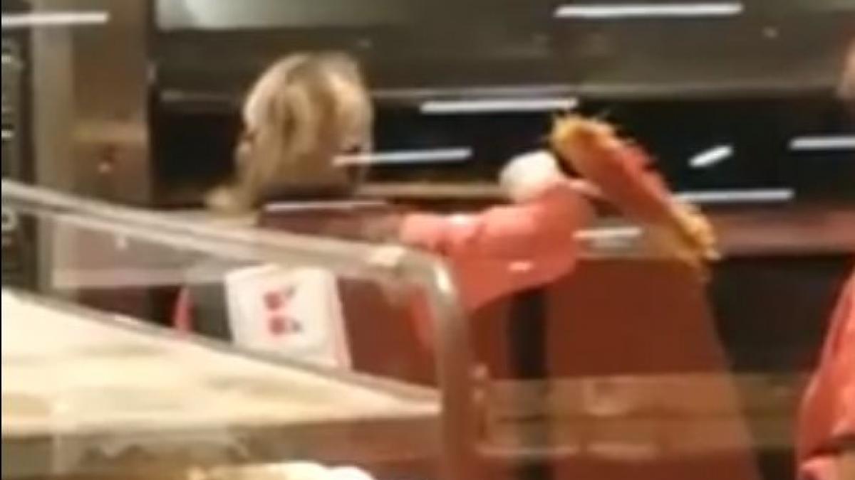 situatie revoltatoare in pitesti angajatii unui supermarket surprinsi cand intorceau produse de