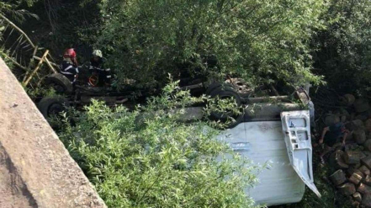 un microbuz a cazut intr o rapa in arad un elicopter smurd a fost trimis la fata locului