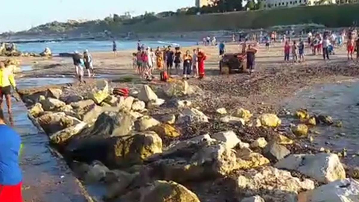 momente de panica la malul marii doi adolescenti la un pas de inec