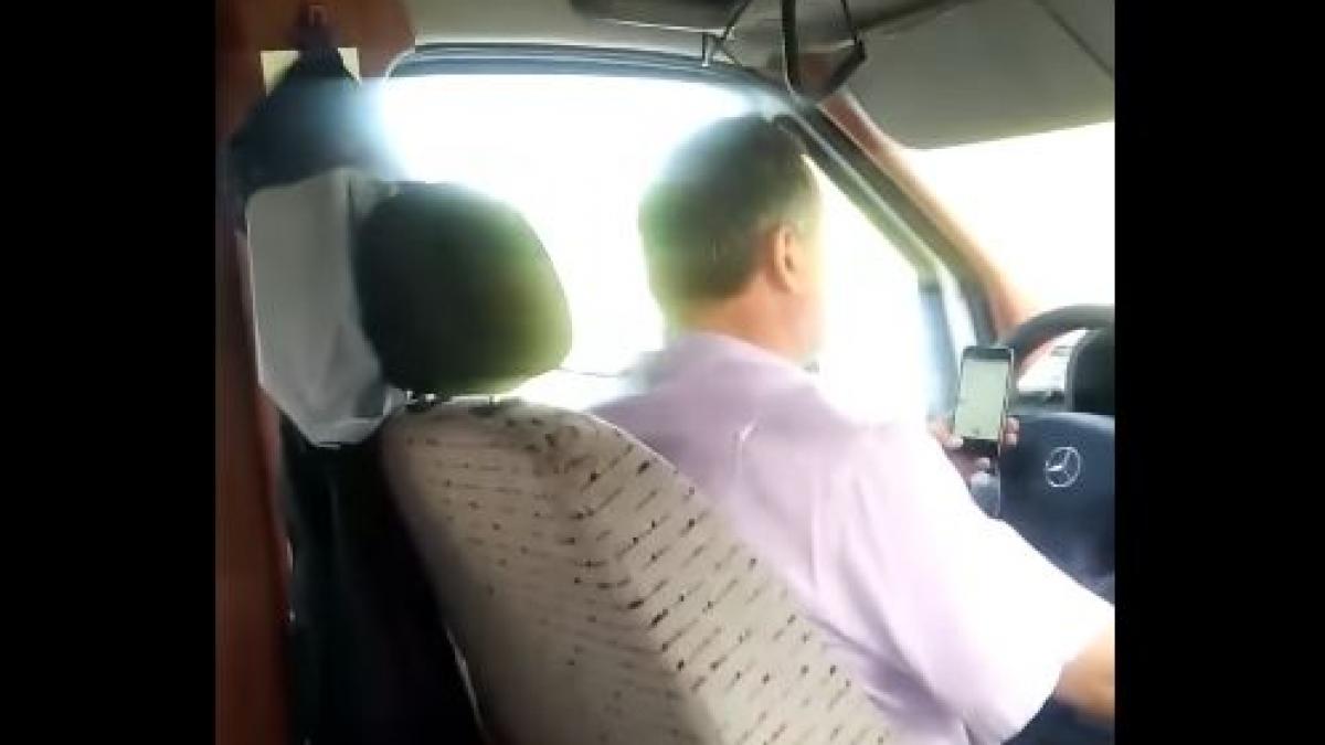 imagini scandaloase un sofer de microbuz a fost filmat cu doua telefoane in maini in timp ce se