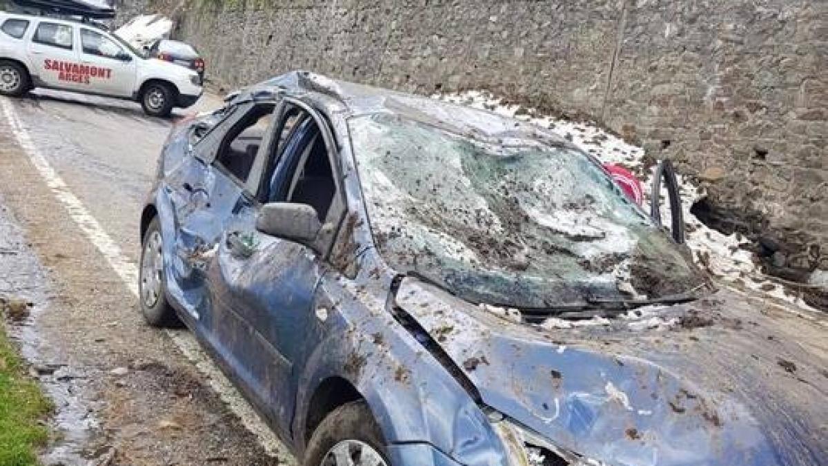 operatiune de salvare pe transfagarasan autoturisme surprinse de avalansa o persoana este ranita
