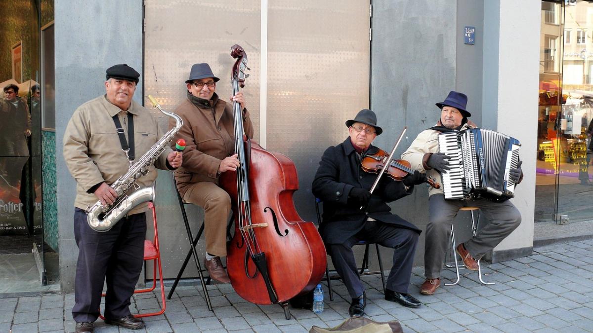 cantaretii si artistii stradali primesc cititoare de carduri cum le veti putea face donatii