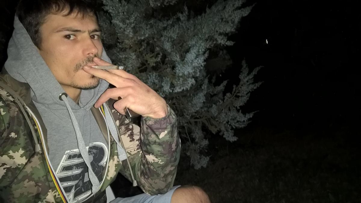 cornel din barlad era in casa bunicilor cand a auzit batai in usa s a uitat pe vizor si a