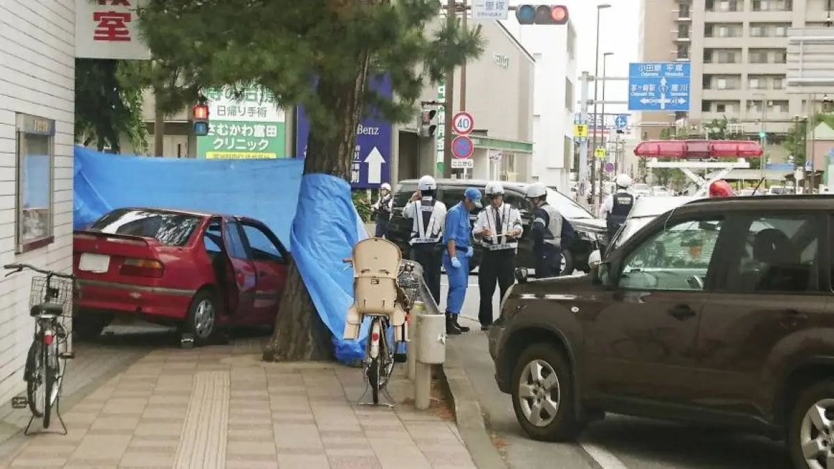 o batrana a intrat cu masina in multimea de pe trotuar un mort si trei raniti