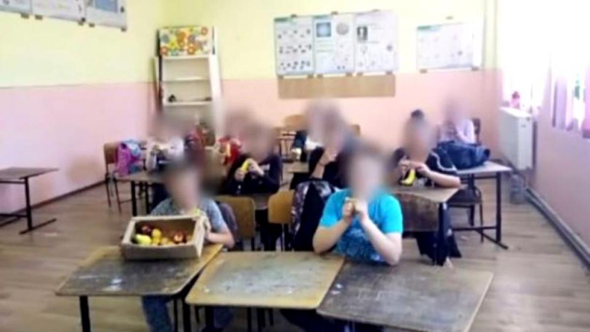 situatie halucinanta intr o scoala din bacau elevii au fost pusi sa mimeze ca mananca sanatos