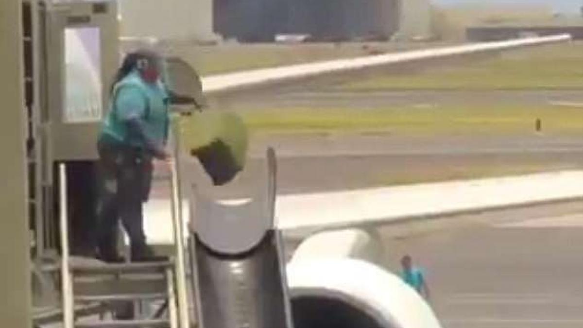 situatie scandaloasa pe aeroport bagajele pasagerilor aruncate de la inaltime