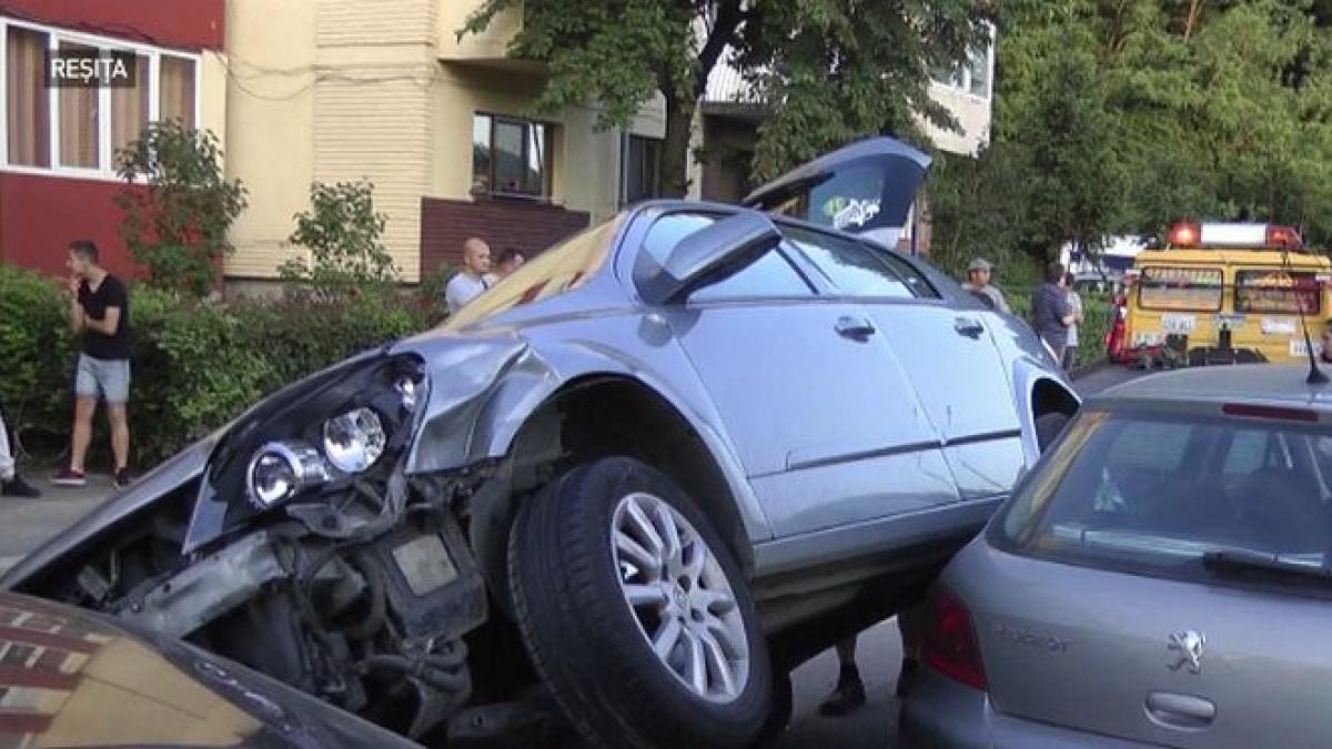 o soferita incepatoare a reusit o performanta greu de egalat si a urcat masina peste alte doua video