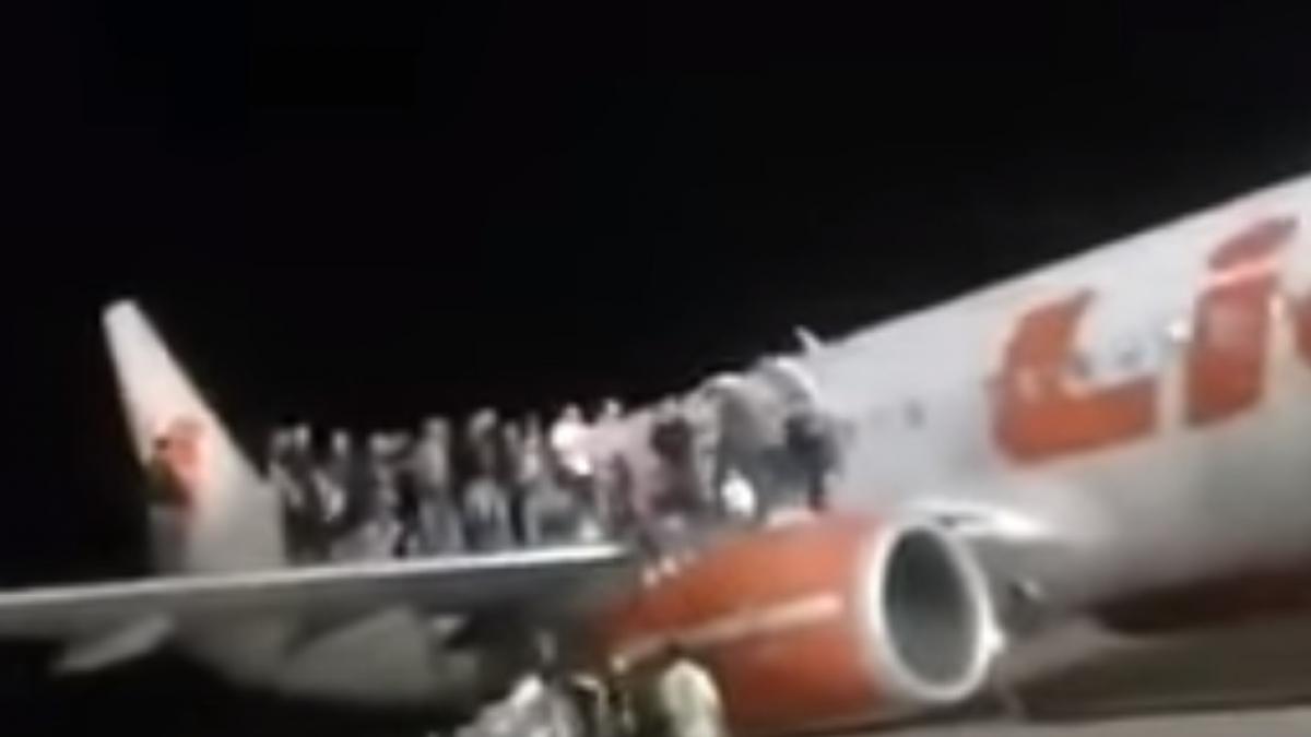 clipe de groaza pe un aeroport din indonezia zeci de pasageri au sarit din avion din cauza unei