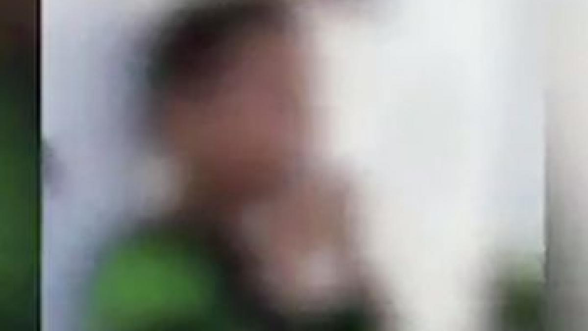 copil batjocorit in arges a fost pus sa manance frunze si melci in timp ce era amenintat cu cutitul