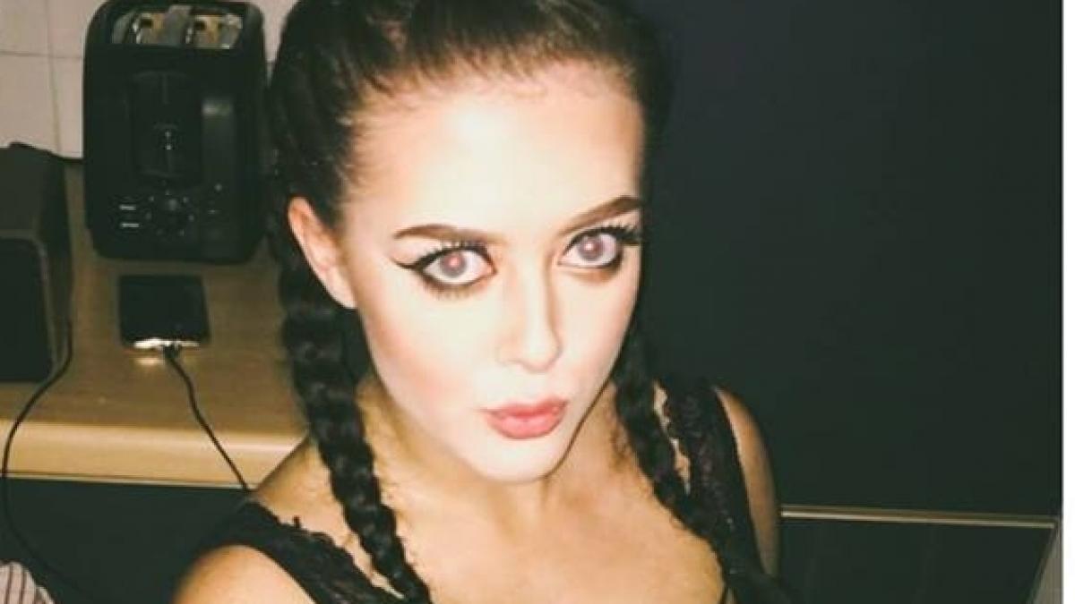 o cantareata a murit la londra dupa ce a cazut de la etaj doi oameni suspectati de crima