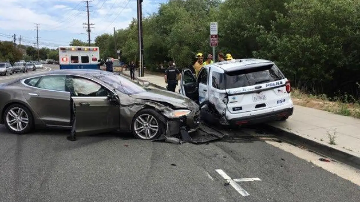 o masina tesla setata pe pilot automat implicata intr un grav accident rutier