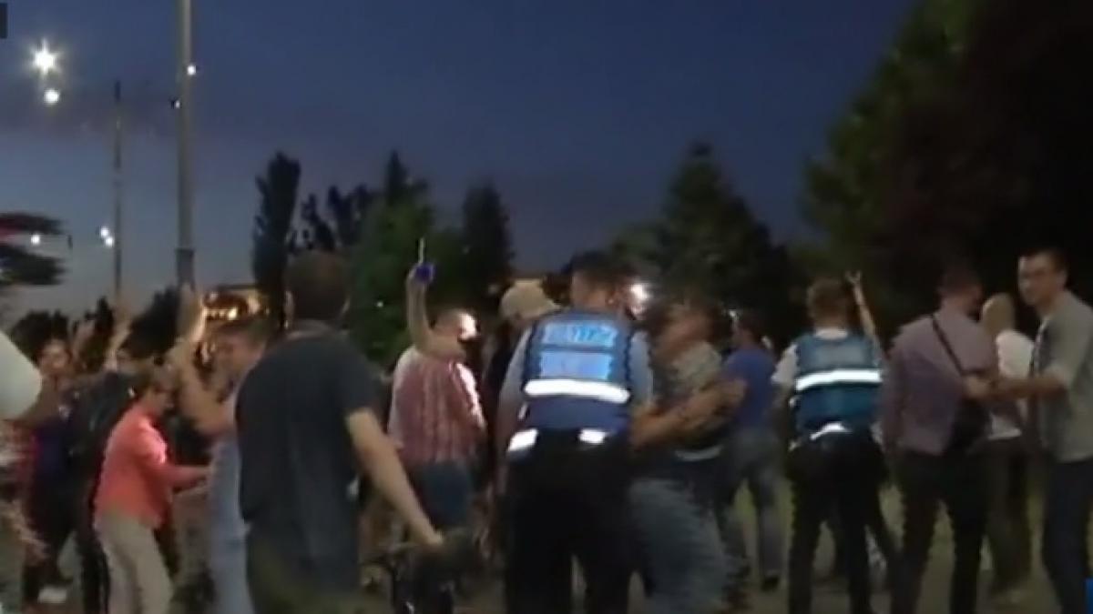 Protest în fața Guvernului după decizia CCR. Peste 1.000 de oameni s-au strâns în Piata Victoriei. Îmbrânceli cu jandarmii