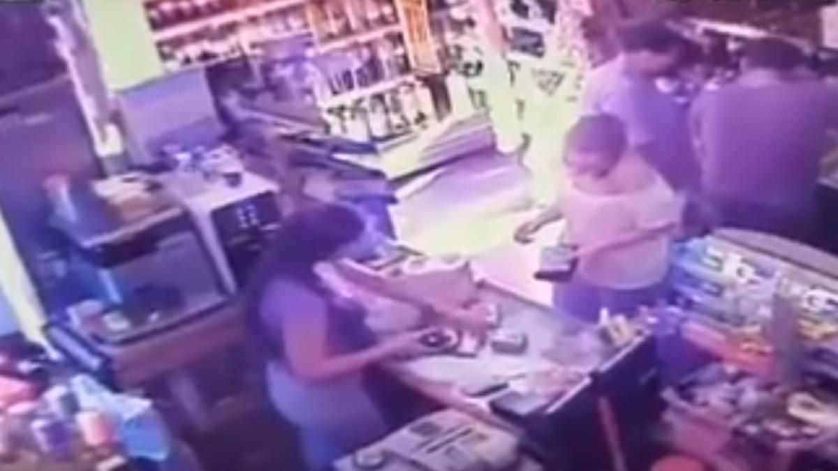 scene incredibile in arad o vanzatoare a fost luata la bataie de un client nervos video