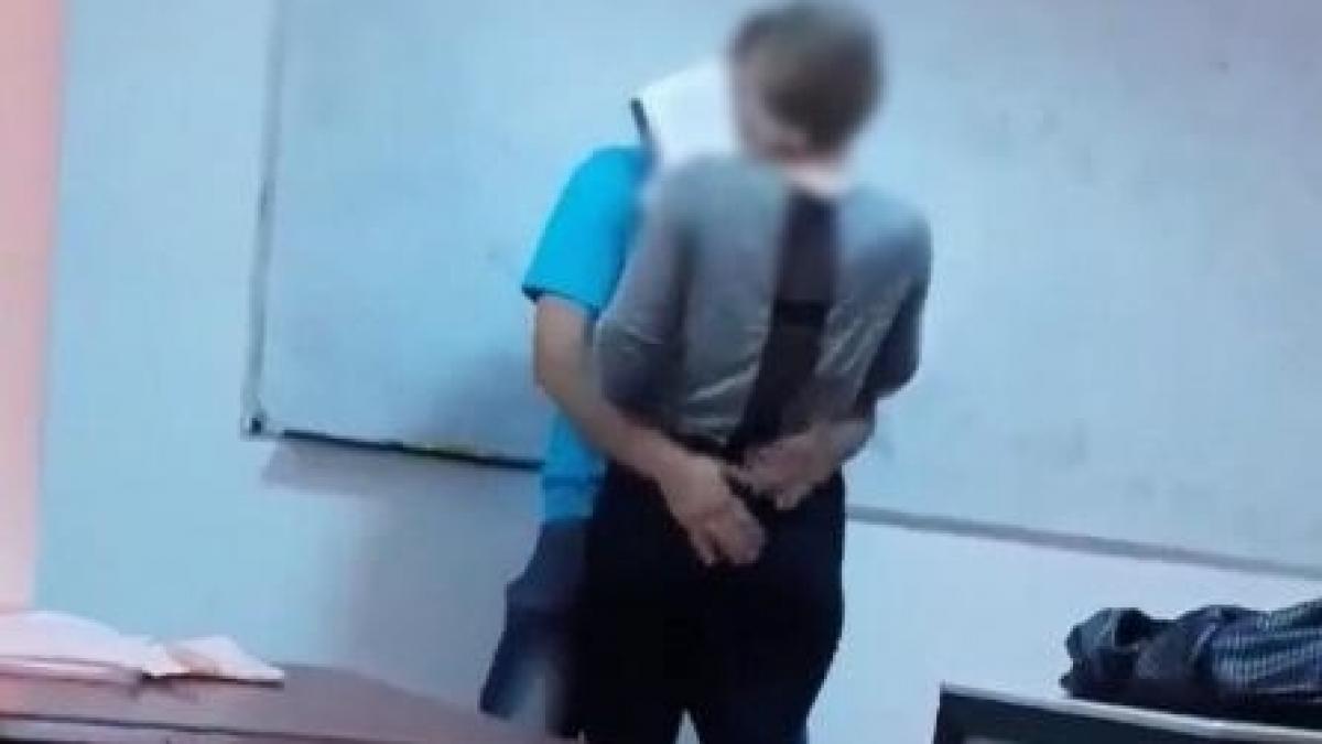 ce spune psihologul despre profesorul care si a sarutat pasional eleva in clasa nu este doar un