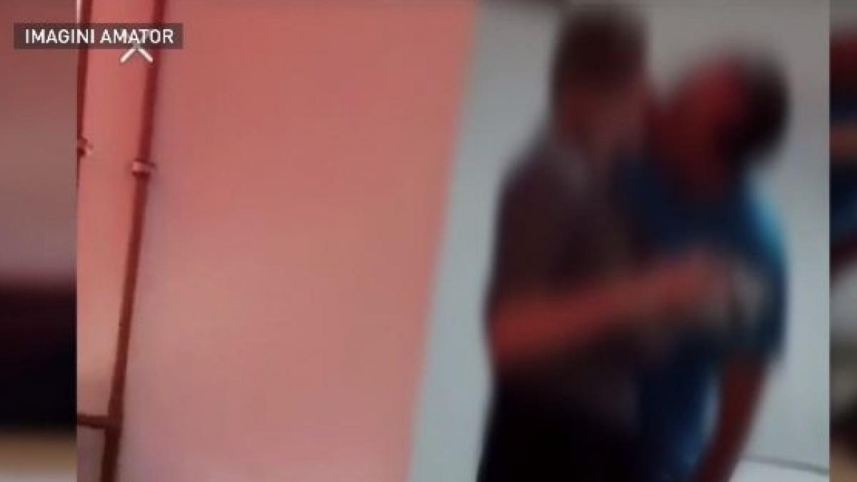 explicatia halucinanta oferita de profesorul care a fost surprins sarutandu si eleva in clasa