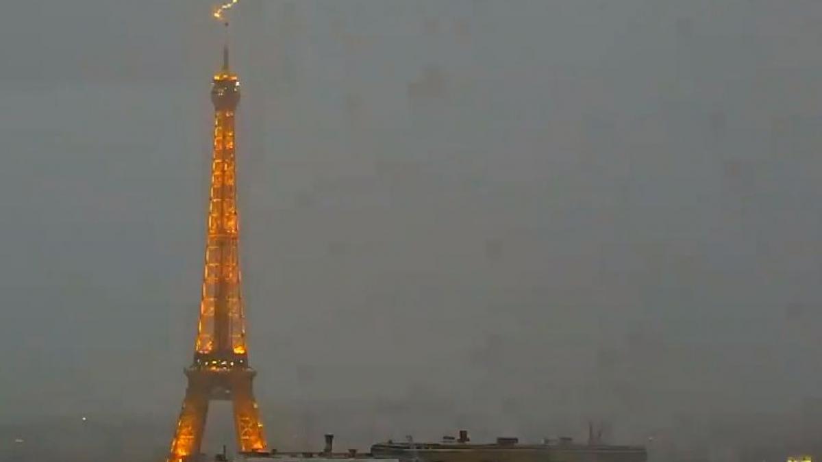 Imagini spectaculoase cu Turnul Eiffel lovit de fulger VIDEO