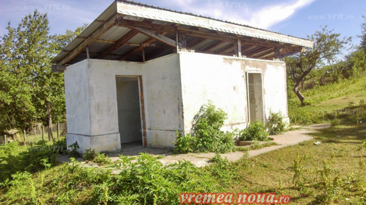 un copil de opt ani s a ascuns intr un wc dintr o comuna din vaslui la un moment dat usa s a