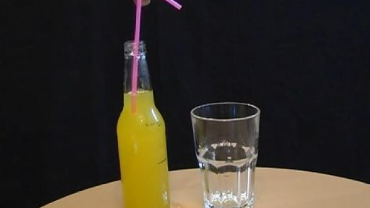 video truc incredibil cum reusesti sa torni din sticla in pahar fara sa misti sticla